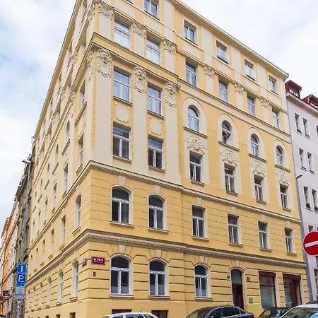 Days - Eclectic In Trendy Area Praga
